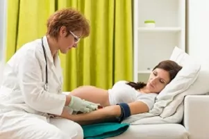 pobieranie krwi u kobiety w ciąży